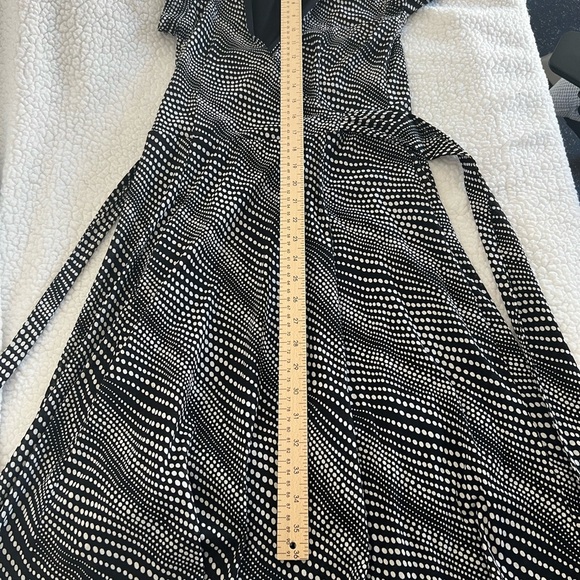 Elegant Black and White Midi Dress - Picture 7 of 9